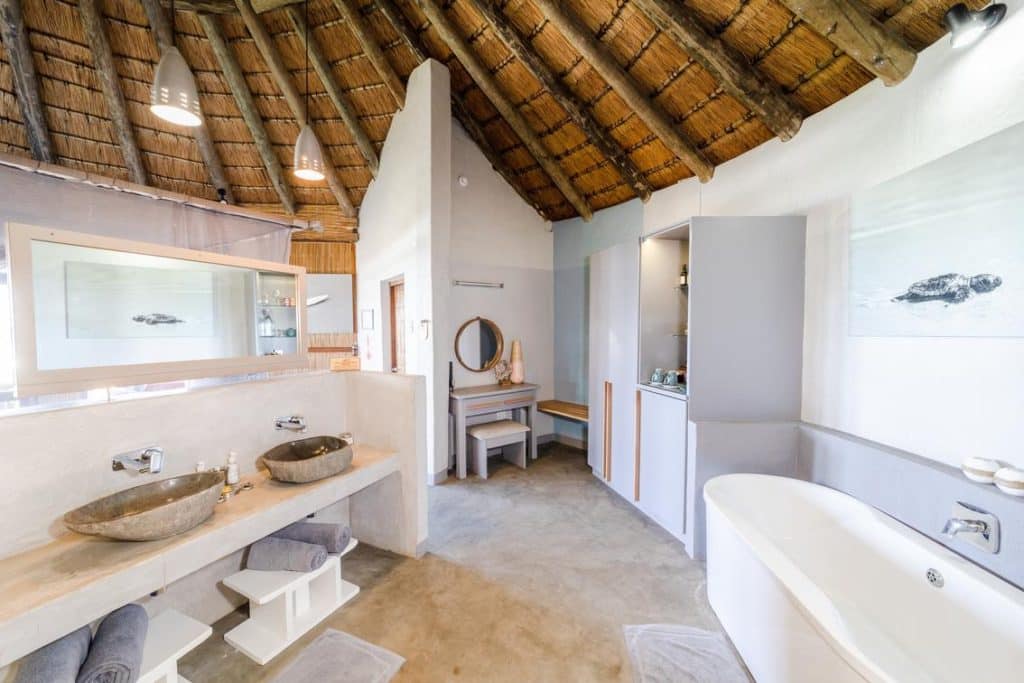thonga deluxe and family room bathroom 2 1
