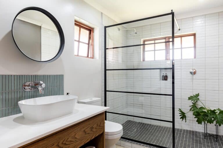 Hippo Hollow Deluxe Chalet Bathroom 01 768x512 1