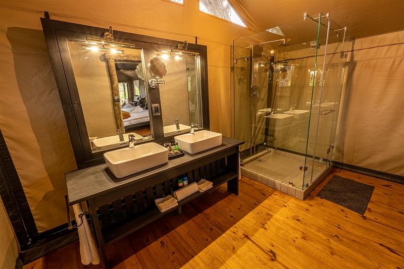 Luxury tent Bathroom