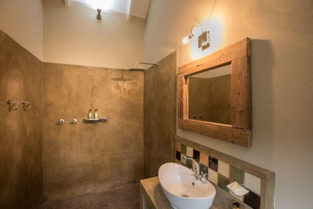 Robins Camp Mopani Chalet Bathroom