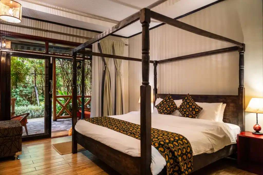 deluxe room with queen sized bed view 4 1 AE0r98OlZjTy7rpz.jpg